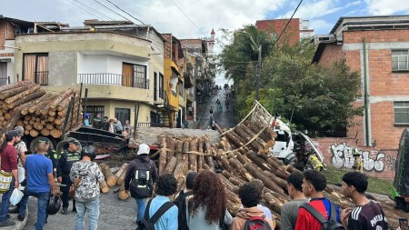 Camión sin frenos cargado de madera se volcó en San Antonio de Prado