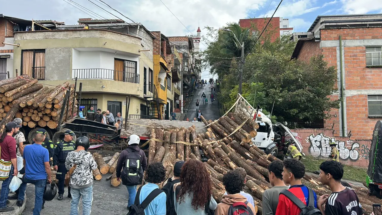 Camión sin frenos cargado de madera se volcó en San Antonio de Prado Camión sin frenos cargado de madera se volcó en San Antonio de Prado