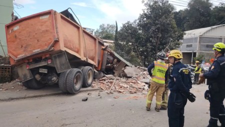 Conductor falleció y varias personas resultaron heridas luego que volqueta colisionara en La Estrella