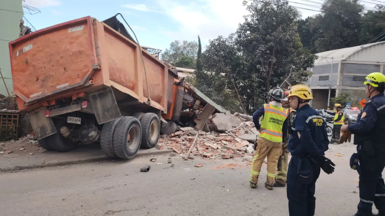 Conductor falleció y varias personas resultaron heridas luego que volqueta colisionara en La Estrella