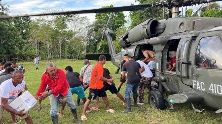 Desde Antioquia, helicópteros de la FAC llevan ayuda a comunidades afectadas por lluvias en Córdoba