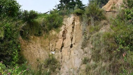 Detectan deslizamiento activo y activan plan técnico en sector rural de Bello