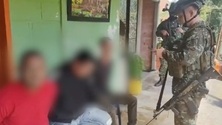 Ejército capturó a presunto cabecilla y tres hombres más con armas en el Suroeste antioqueño