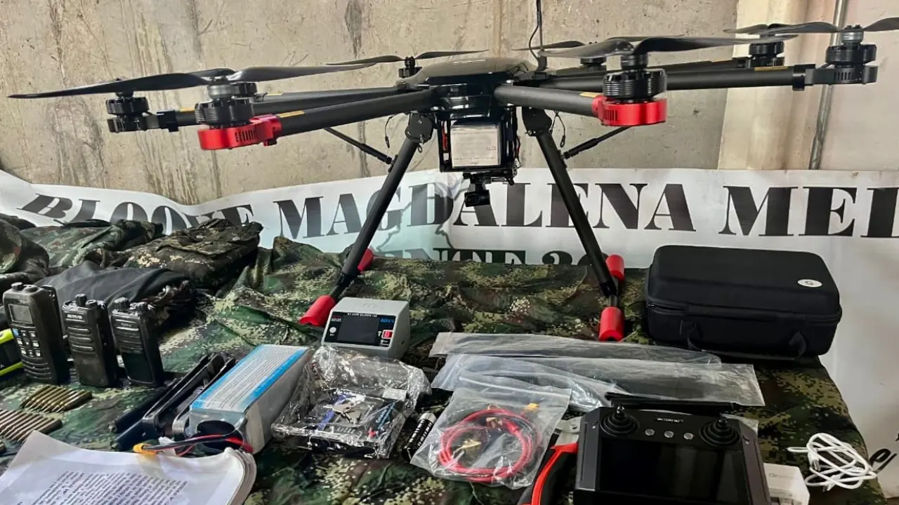 Ejército en Antioquia descubre caleta con dron, cartuchos y explosivos que serían de un grupo guerrillero