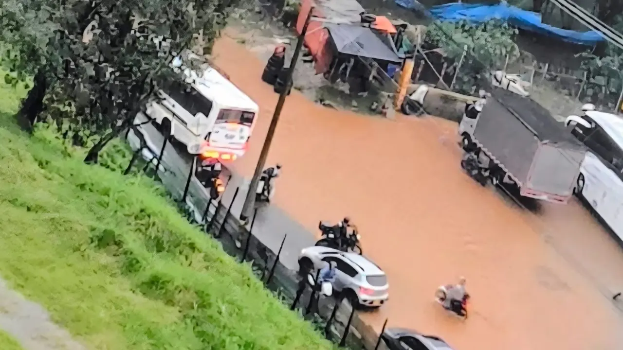 Equipos de emergencia recorren zona afectada por aguacero en Bello