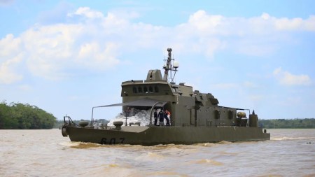 Gobernación de Antioquia y Armada llevan ayudas por el río Atrato hasta Murindó y Vigía del Fuerte