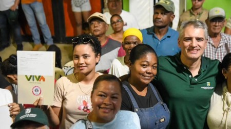 Necoclí recibe 78 títulos de vivienda y familias pasan a ser propietarias tras años de espera