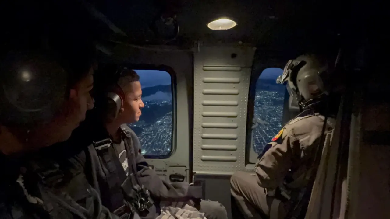 Niño de Ituango llega a Medellín en helicóptero de la FAC y cumplió su sueño en el Atanasio Girardot Niño de Ituango llega a Medellín en helicóptero y cumplió su sueño en el Atanasio Girardot