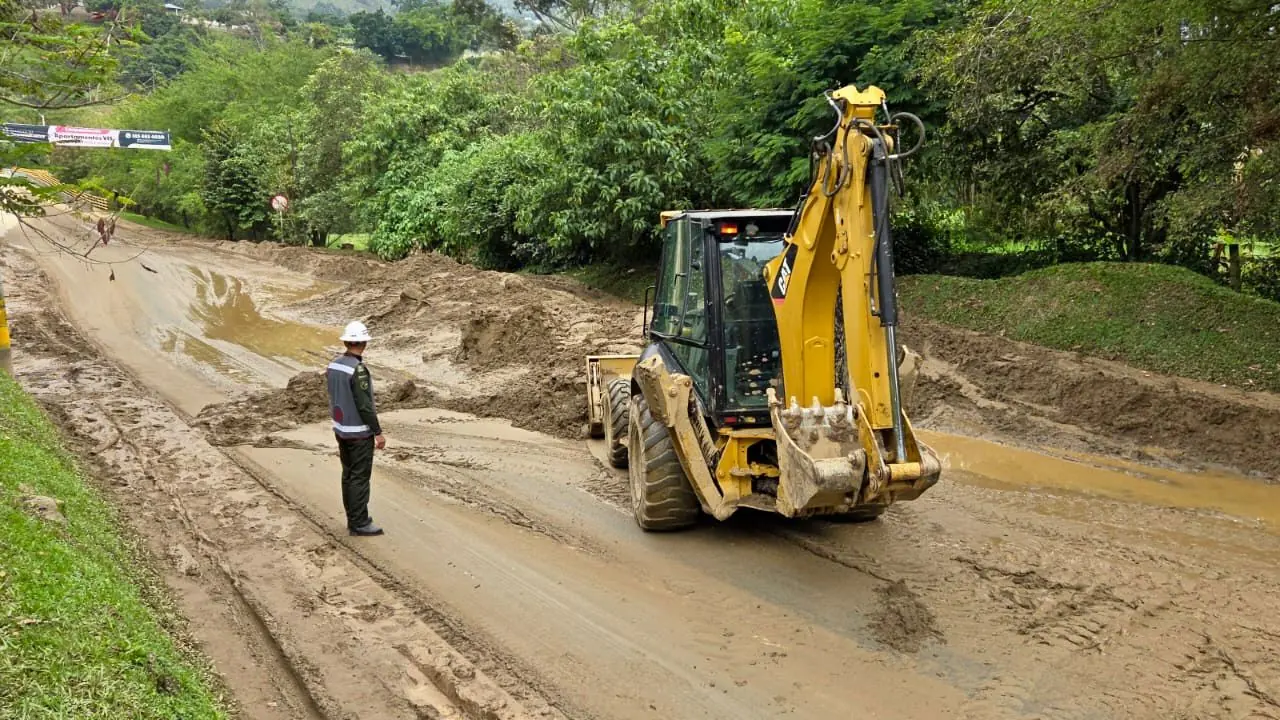 Soldados despejan vía bloqueada por deslizamiento en Copacabana