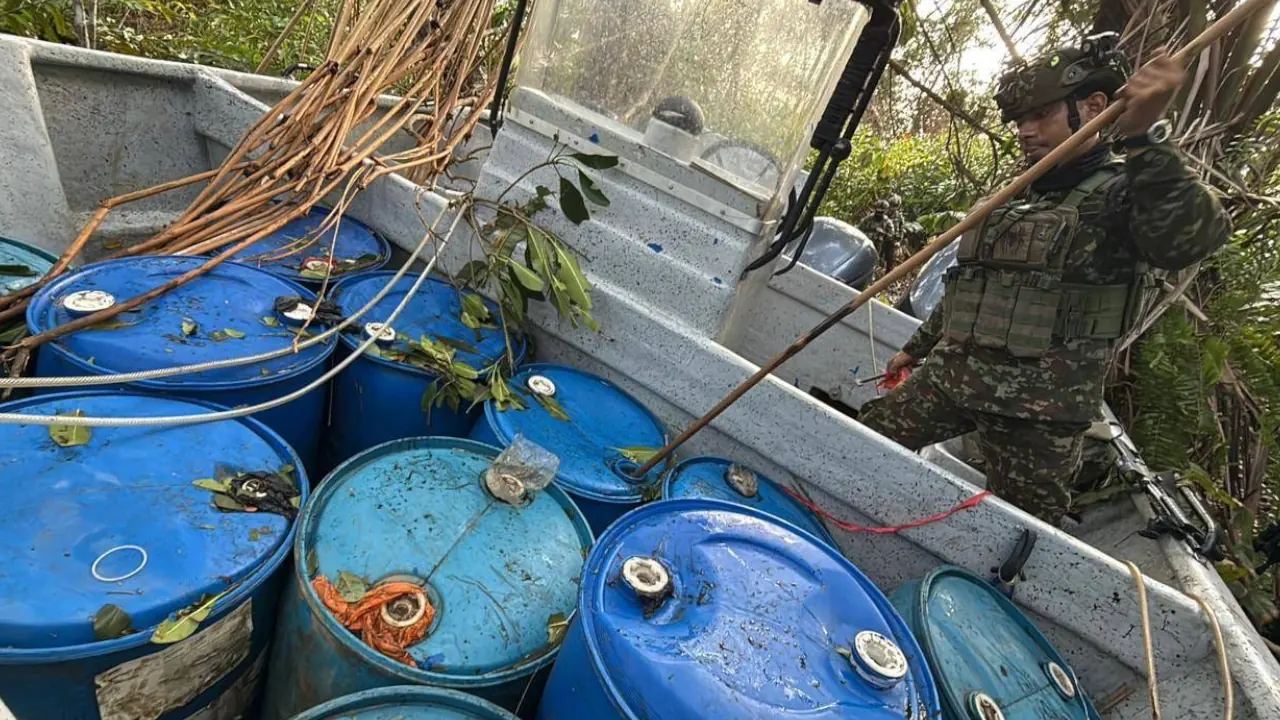 Soldados hallan 10 mil galones de gasolina que sería utilizado para la producción de drogas en Urabá Soldados hallan 10 mil galones de gasolina que sería utilizado para la producción de drogas en Urabá