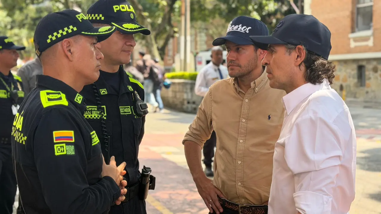 Alcalde de Medellín visitó a los dos policías heridos en balacera en Aranjuez 2 Alcalde de Medellín visitó a policías heridos en balacera en Aranjuez