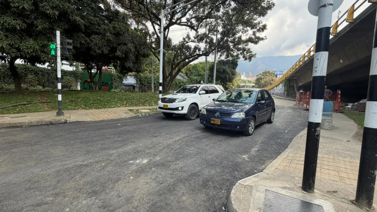 Alcaldía de Medellín habilita el tramo de la 10 afectado por creciente de quebrada