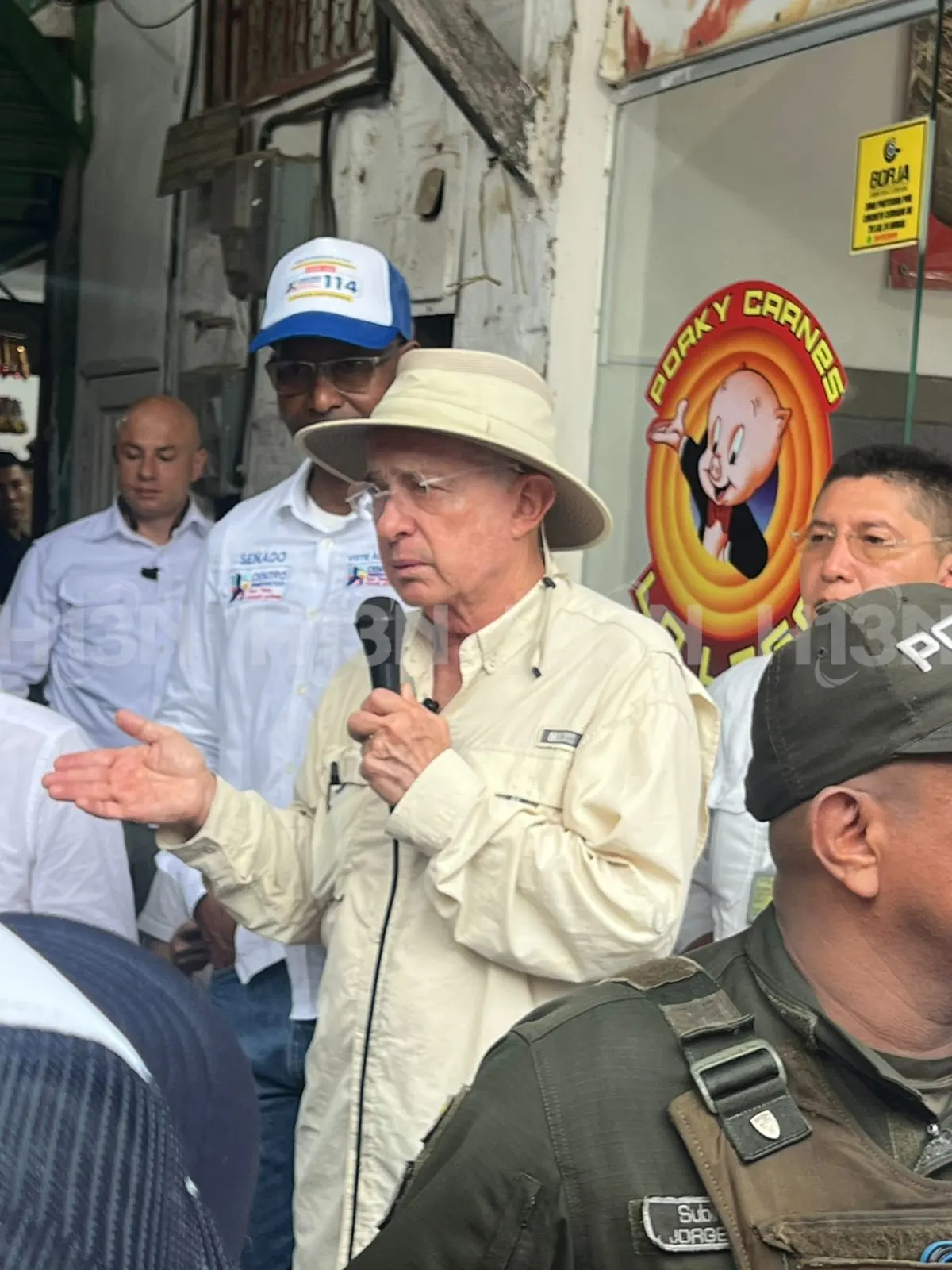 Álvaro Uribe recorre Urabá y dialoga con comerciantes y familias afectadas por inundaciones