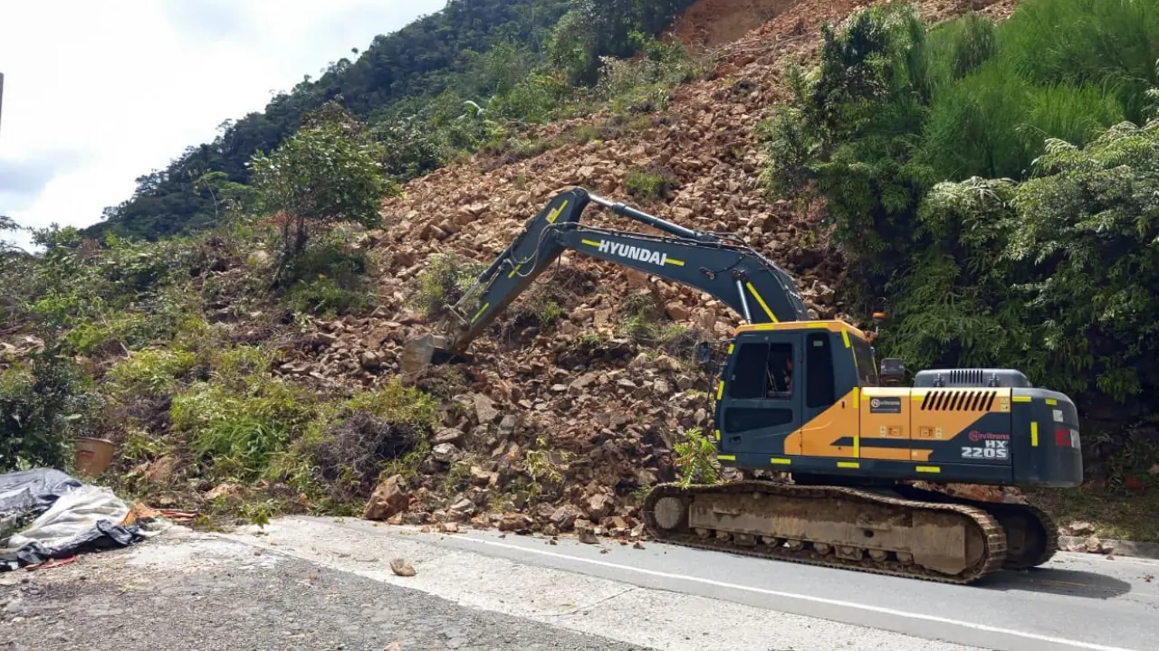 Avanzan los trabajos para abrir la vía Medellín Bogotá tras derrumbe