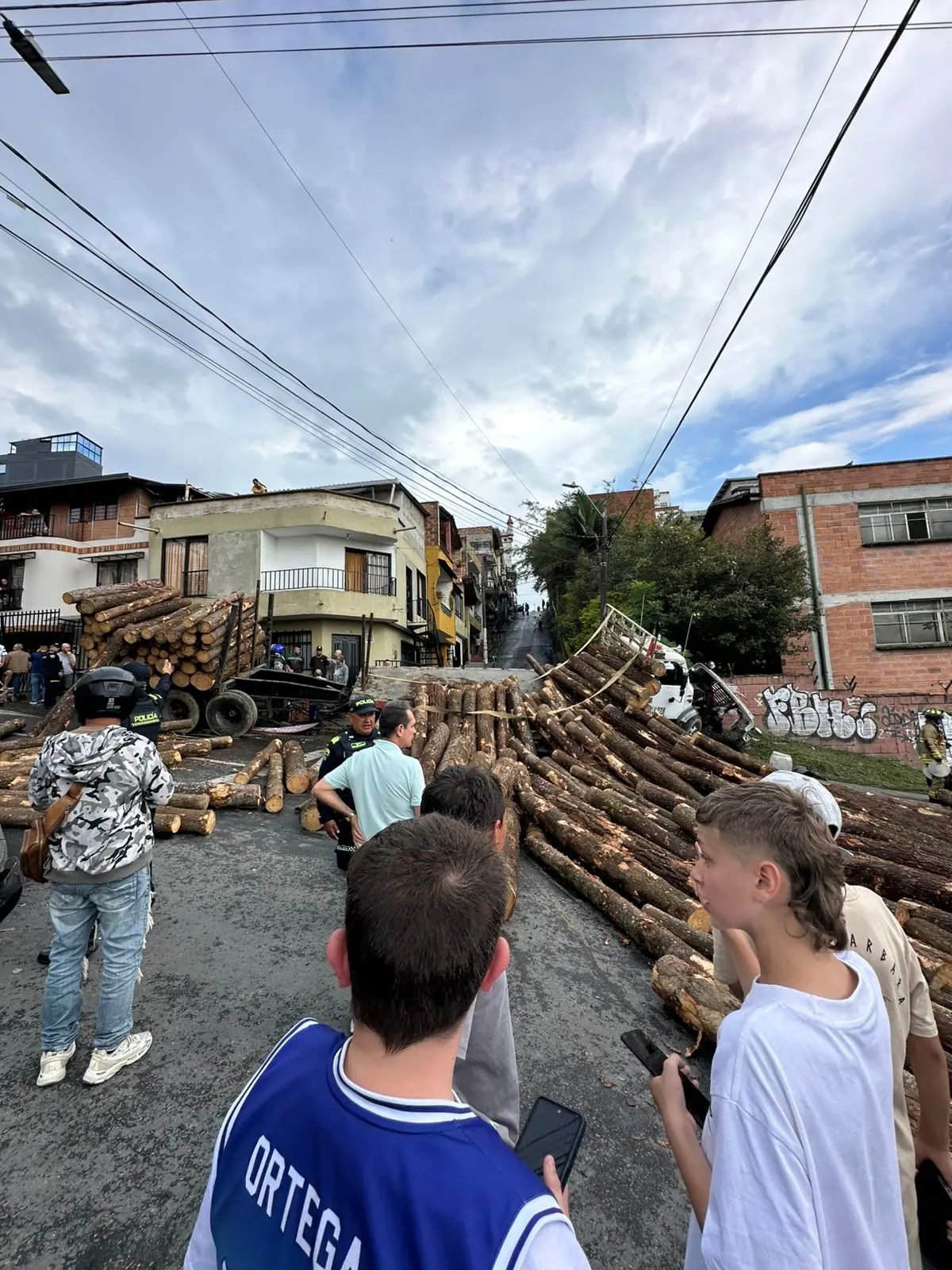 Camión sin frenos cargado de madera se volcó en San Antonio de Prado