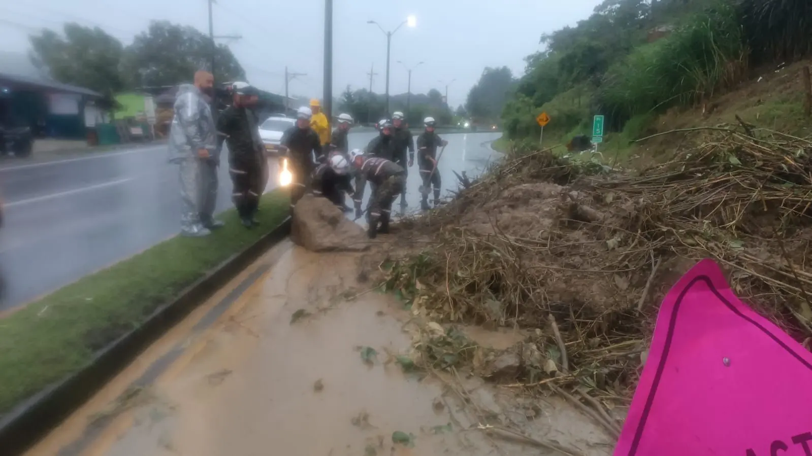 ¡Atención! Derrumbe bloquea la Autopista Medellín - Bogotá a la altura de Copacabana