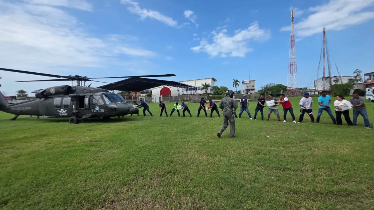 Desde Antioquia, helicópteros de la FAC llevan ayuda a comunidades afectadas por lluvias en Córdoba