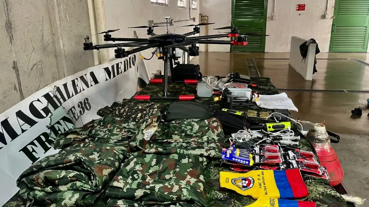 Ejército en Antioquia descubre caleta con dron, cartuchos y explosivos que serían de un grupo guerrillero