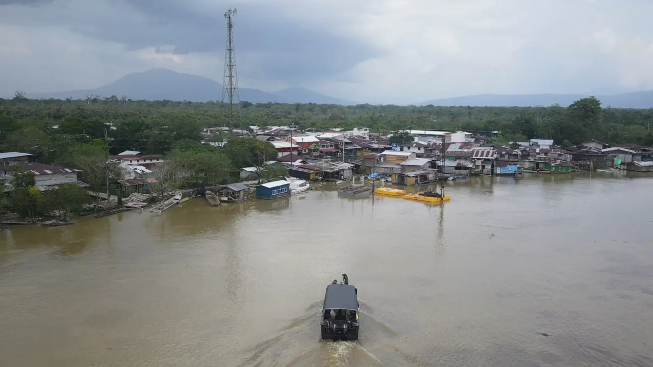 Gobernación de Antioquia y Armada llevan ayudas por el río Atrato hasta Murindó y Vigía del Fuerte