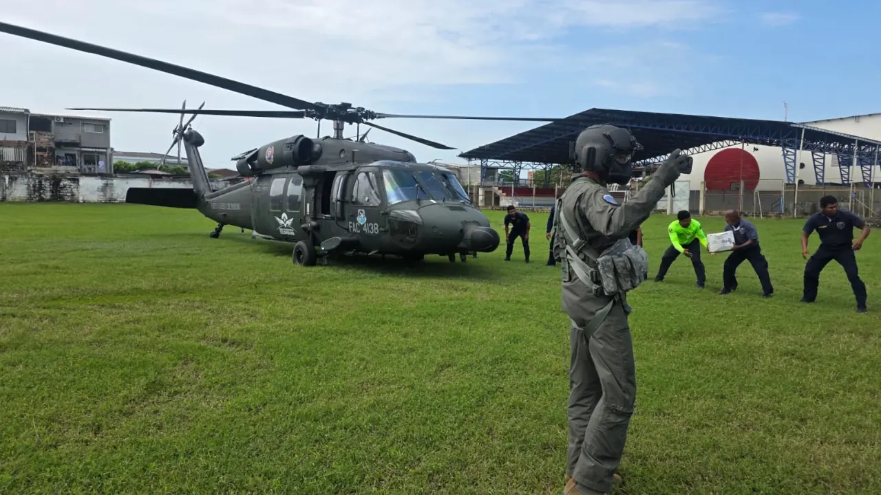 Mujer embarazada es evacuada en helicóptero durante atención a emergencia por lluvias en Urabá