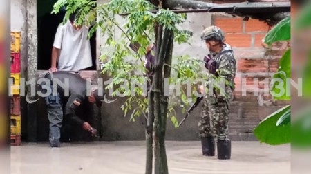 Policías y soldados ayudan a limpiar casas inundadas en Urabá