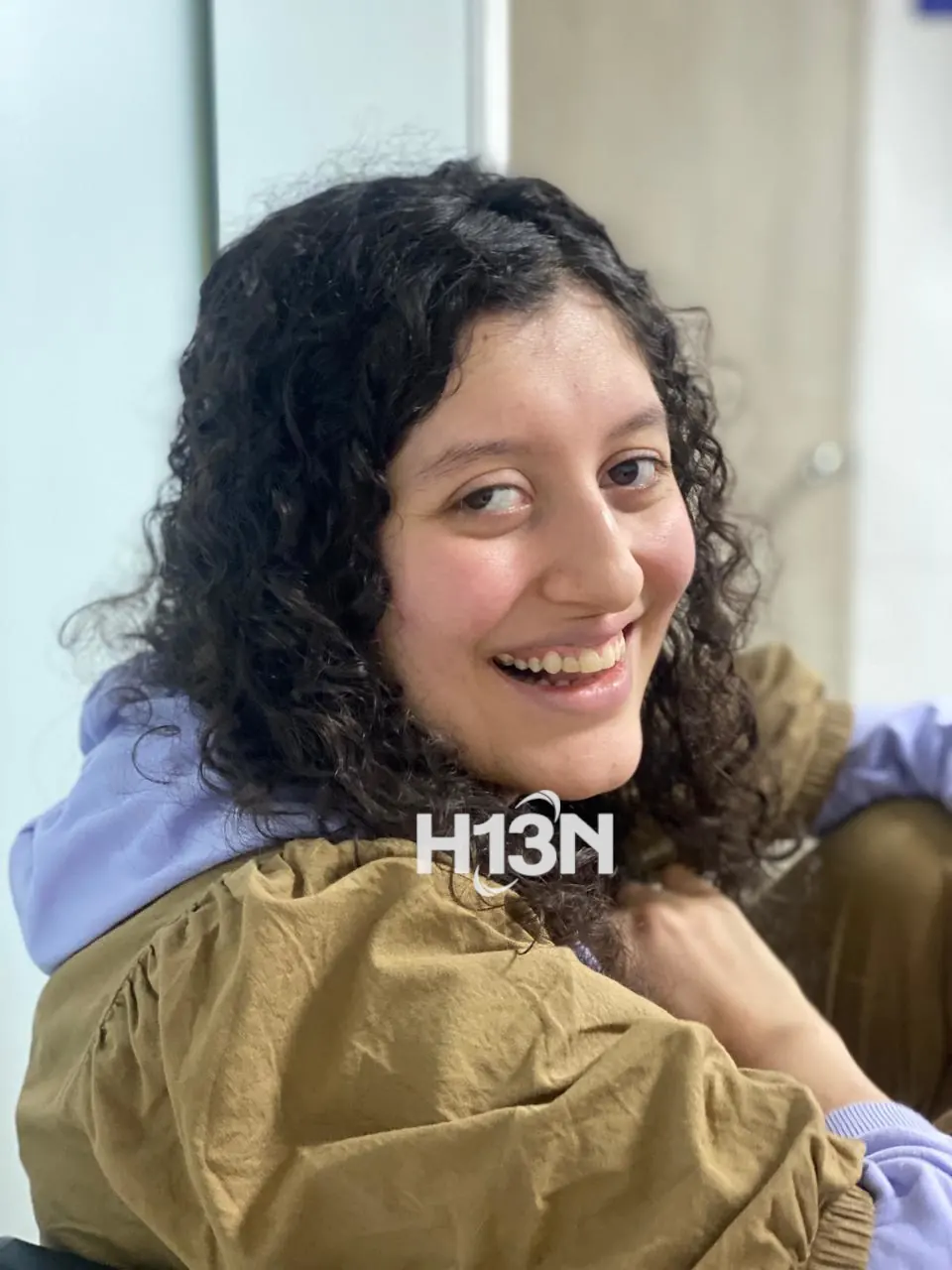 Profesora en Medellín denuncia retrasos en medicamentos que ponen en riesgo la vida de su hija