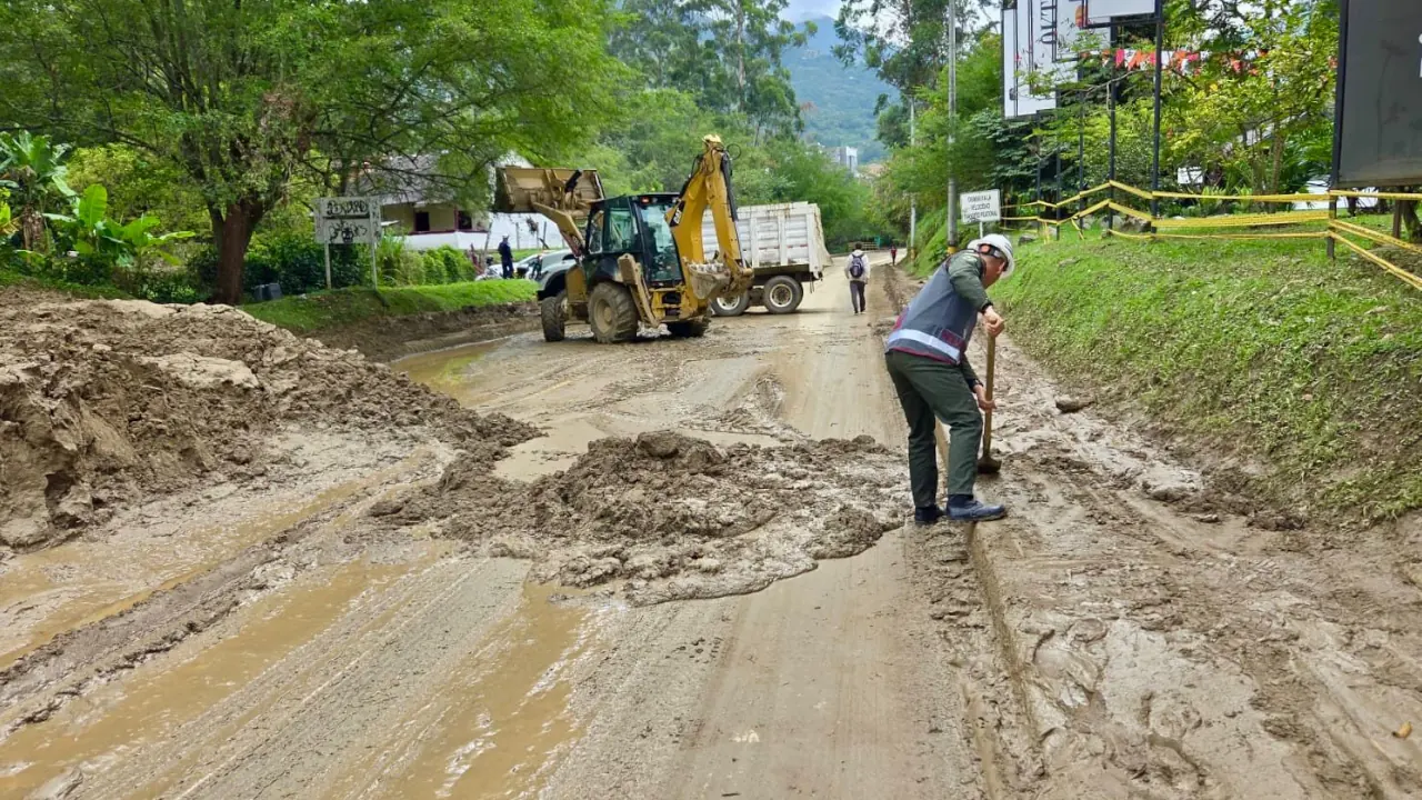 Soldados despejan vía bloqueada por deslizamiento en Copacabana