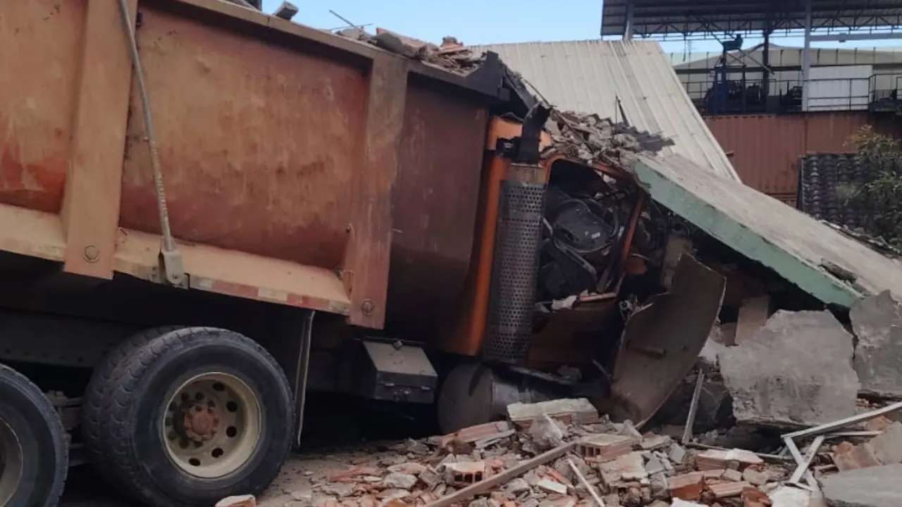Conductor falleció y varias personas resultaron heridas luego que volqueta colisionara en La Estrella