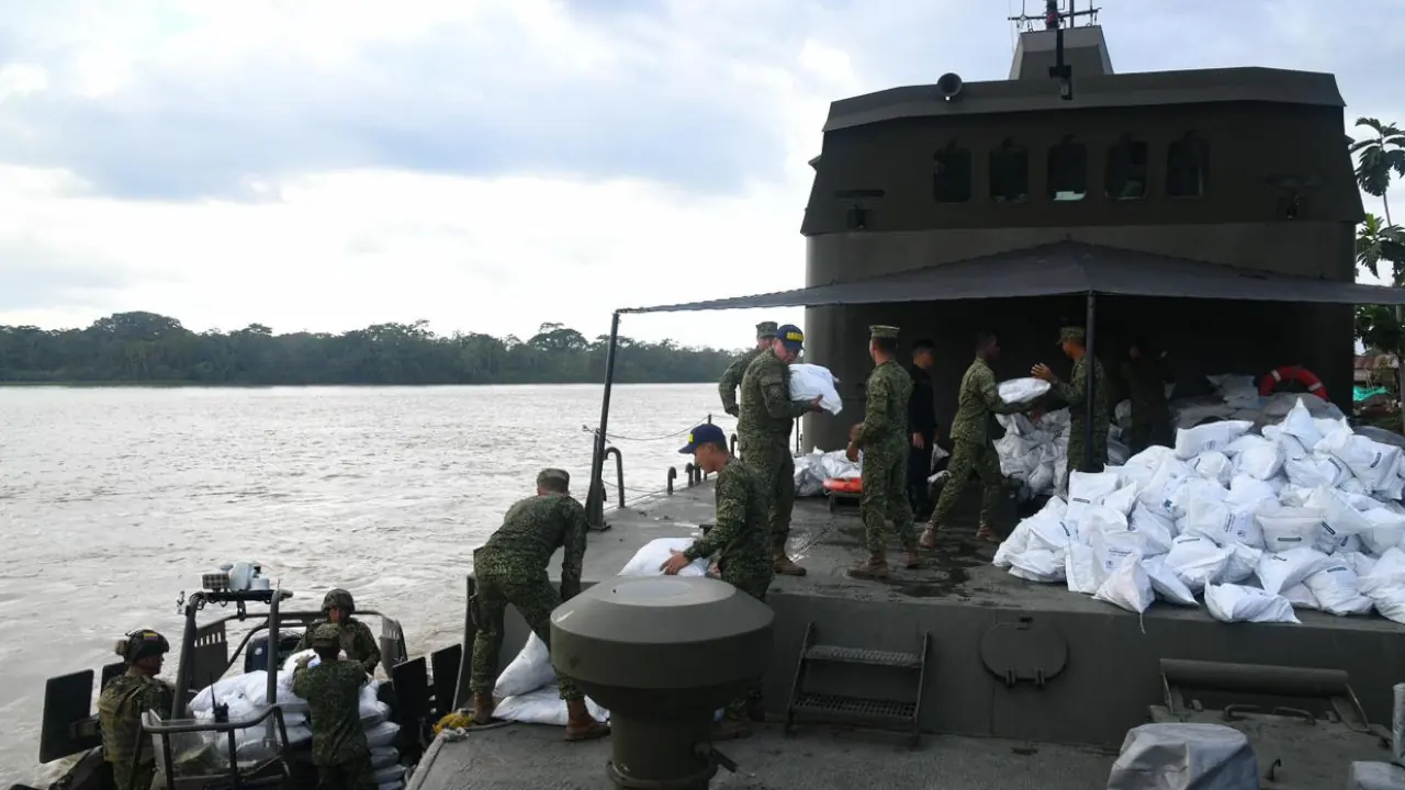 Gobernación de Antioquia y Armada llevan ayudas por el río Atrato hasta Murindó y Vigía del Fuerte