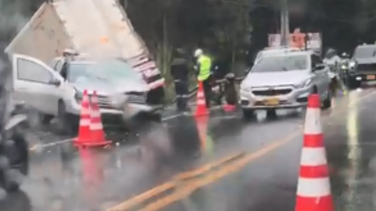 Reportan cierre en la vía Aeropuerto - Rionegro por choque entre vehículo de carga y particular