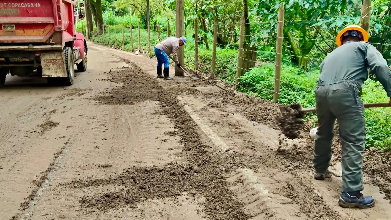 Soldados despejan vía bloqueada por deslizamiento en Copacabana
