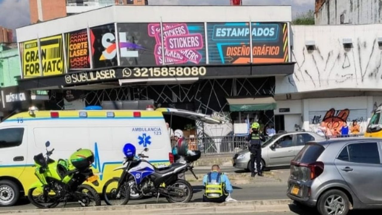 ¿No miró a los lados? muere adulta mayor, habría chocado con un carro en la 80, en Medellín La 80