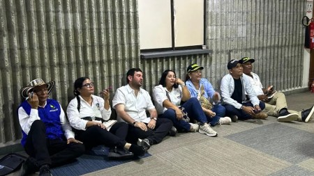 Alcaldes de Córdoba esperaron horas en el suelo sin ser escuchados por Petro