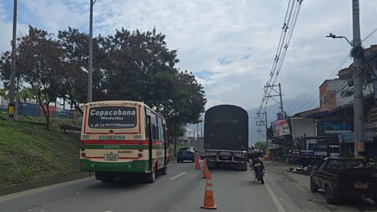 Camión varado Autopista Norte-Haceb
