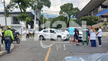 Congestión en sector del sur de Medellín por choque en concurrida intersección Choque sur de Medellín