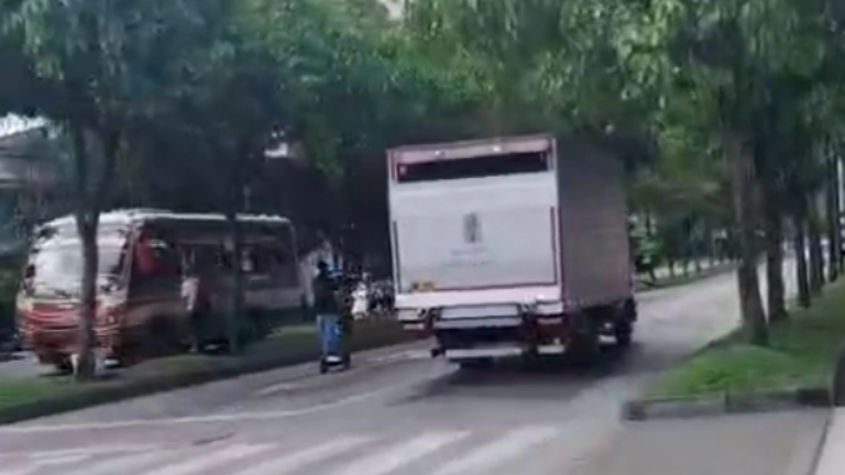 Denuncia ciudadana: Vehículo de la Alcaldía de Medellín invade carril exclusivo del Metroplús sin aparente emergencia