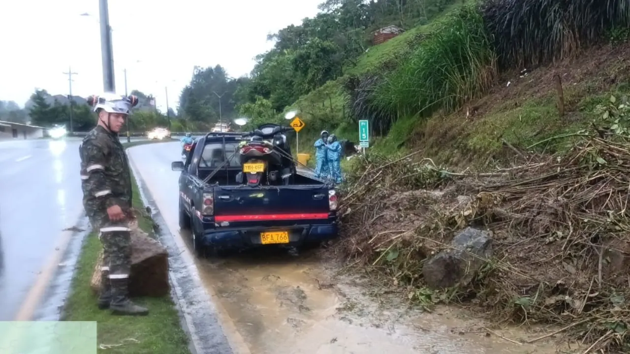 ¡Atención! Derrumbe bloquea la Autopista Medellín – Bogotá a la altura de Copacabana Derrumbe bloquea la Autopista Medellín - Bogotá a la altura de Copacabana