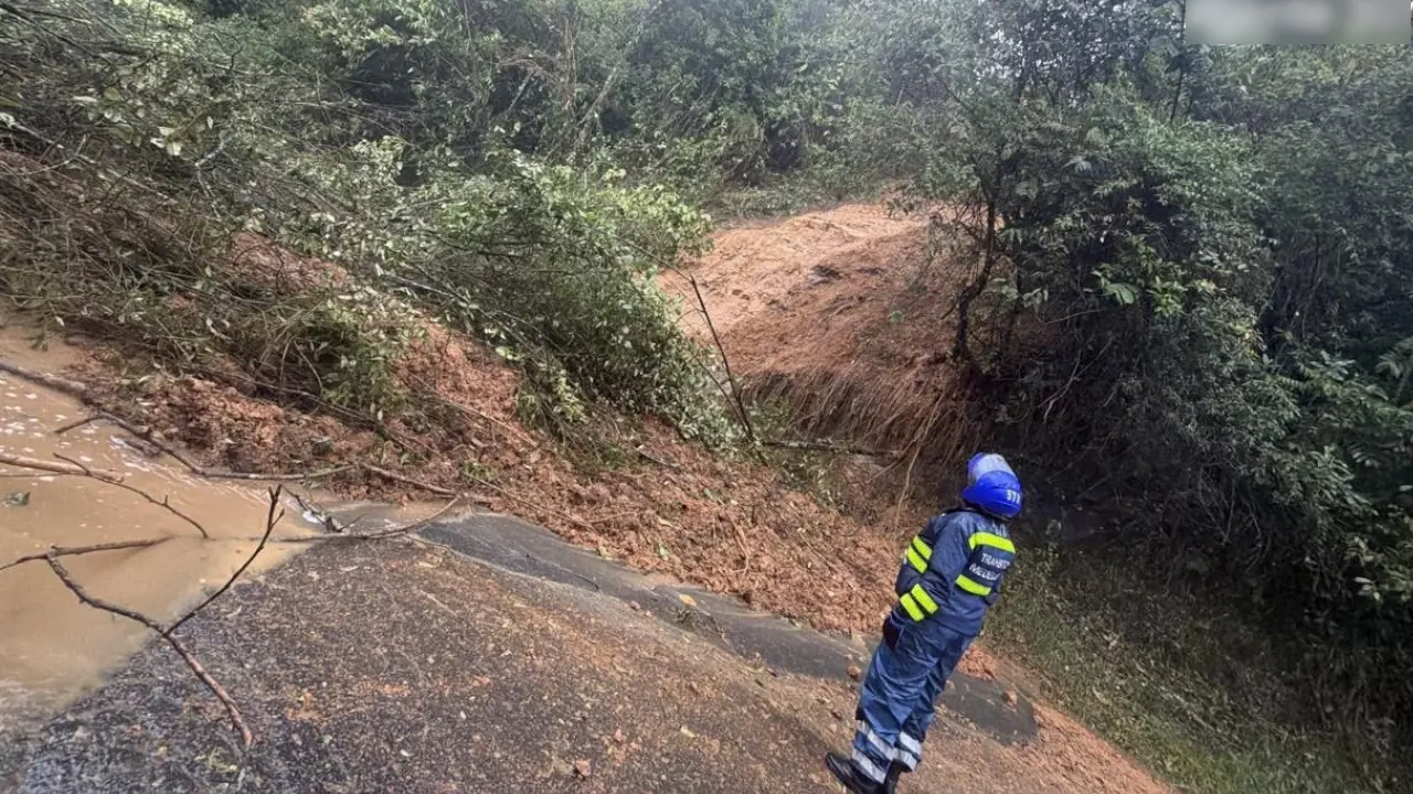 Derrumbe mantiene bloqueada la vía Santa Elena este 5 de febrero