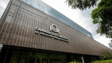 Firma de proyecto que impulsa la autonomía de la mujer en Antioquia