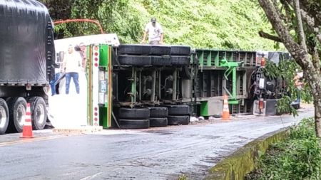 Paso restringido en la vía Cisneros - Puerto Berrío, se volcó un vehículo de carga