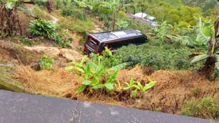 Bus que cubría Cali - Medellín cayó a un abismo en la vía La Pintada - Medellín