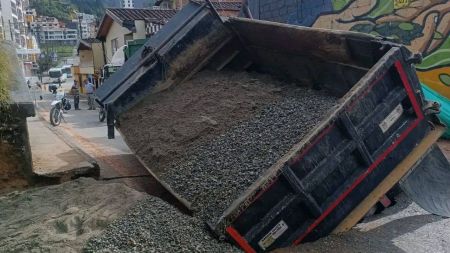 Se la tragó la tierra: volqueta se hunde en el asfalto en la entrada principal de Guarne Se la tragó la tierra: volqueta se hunde en el asfalto en la entrada principal de Guarne