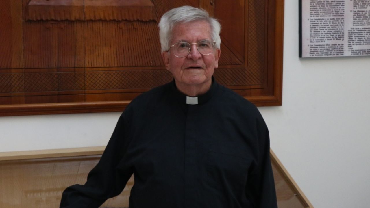 ¡Ni el padre Diego se salva! Con IA le pusieron a vender colágeno y el cura no se quedó callado