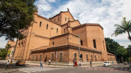Recorridos guiados buscan reconectar a la ciudadanía con el valor patrimonial del Centro de Medellín Recorridos guiados buscan reconectar a la ciudadanía con el valor patrimonial del Centro de Medellín