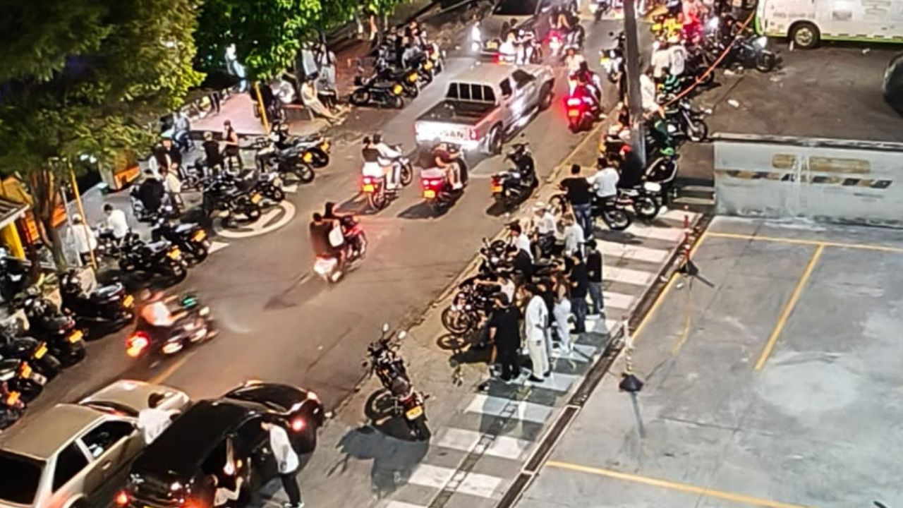 "Les toca bajarse del camión para mover motos": Comunidad denuncia que rumba y basuras bloquean la estación de Bomberos en Campo Valdés