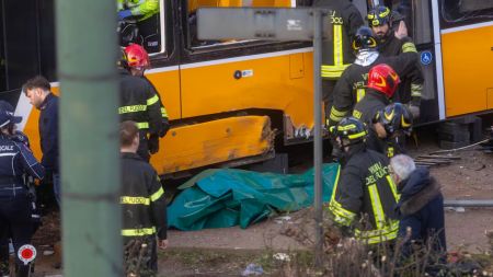 Un tranvía en Italia se descarriló y terminó estrellado contra un edificio: hay decenas de víctimas