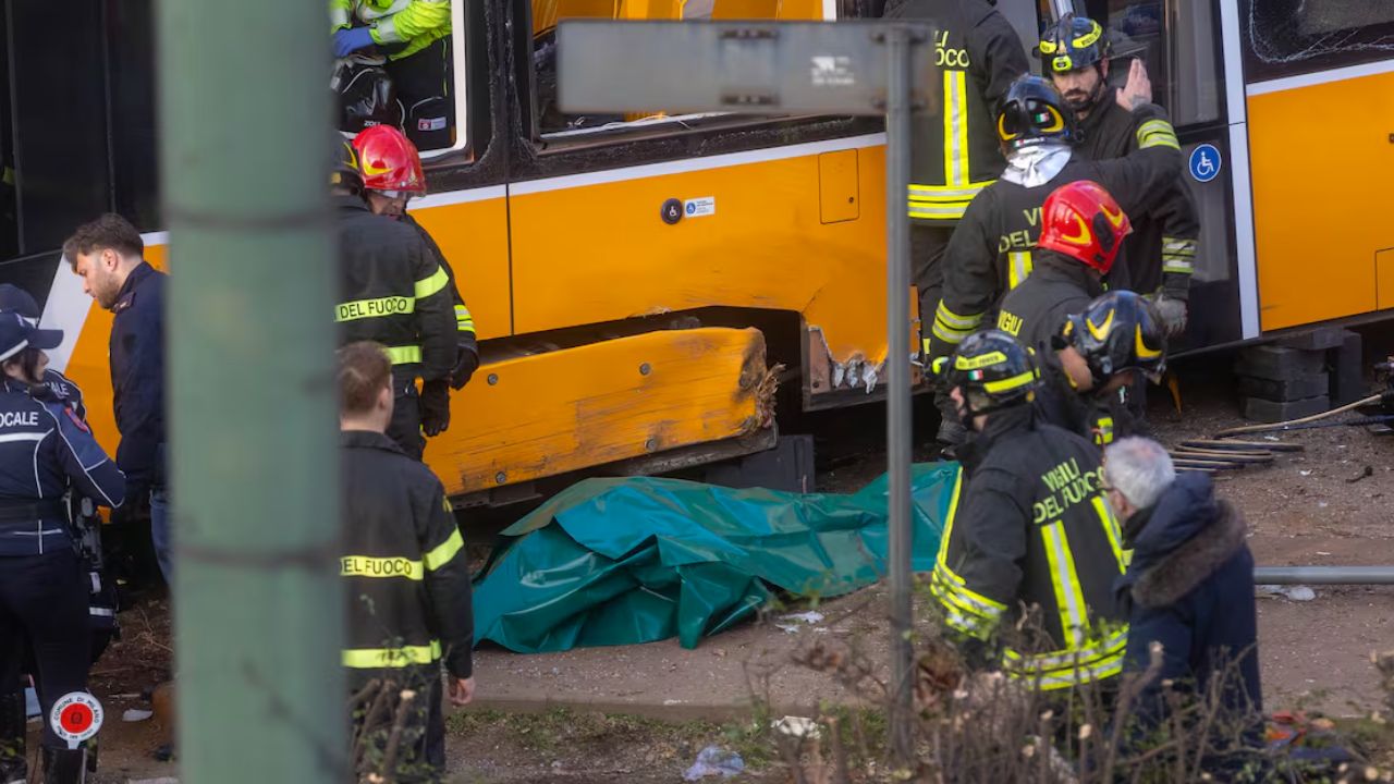 Un tranvía en Italia se descarriló y terminó estrellado contra un edificio: hay decenas de víctimas