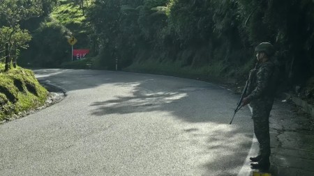 Ejército habilito el paso en la vía Medellín a la Costa tras retirar bandera del ELN y destruir explosivo