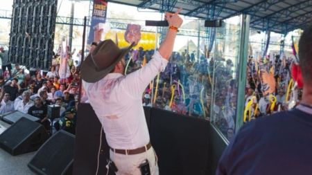 Por presuntas amenazas de muerte, De La Espriella empezó a salir en actos públicos con atril de vidrio blindado De la Espriella