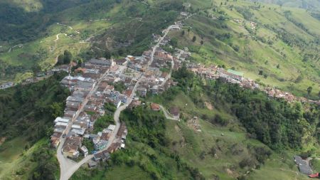 Suroeste antioqueño bajo fuego: combates y confinamiento en Angelópolis desatan el terror en zonas rurales del municipio